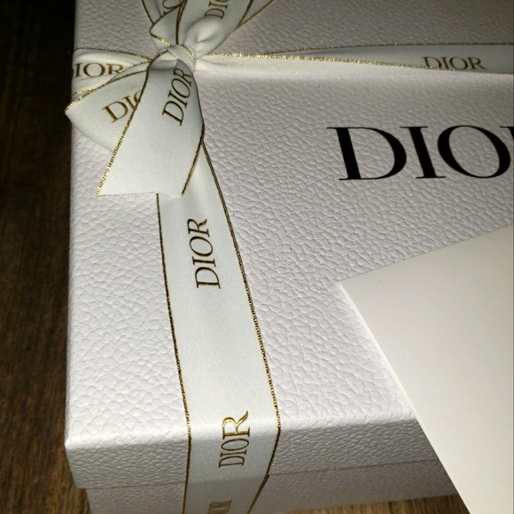 New DIOR Gift Box FULL SET White with Ribbon, Paper, Stuffing & Card - Picture 3 of 9
